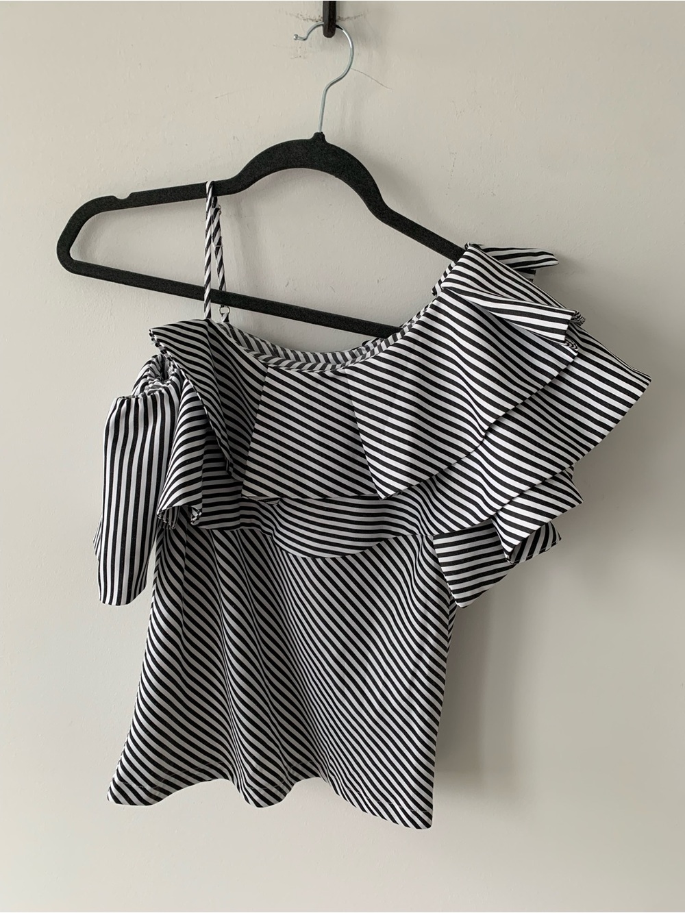 Aqua brand ( boutique)Striped One-Shoulder Ruffle Camisole - Black & White XS